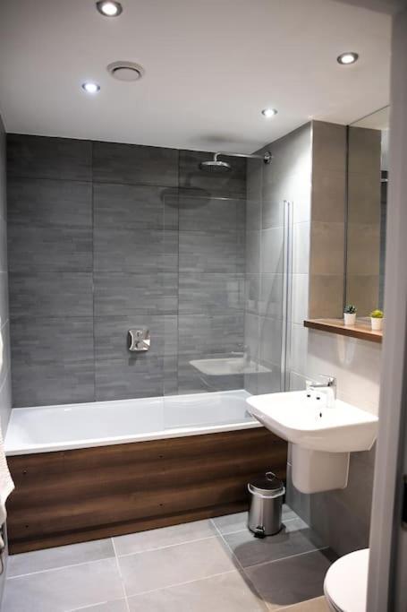 Modern 2 Bedroom Apartment - City Centre - Parking Manchester Dış mekan fotoğraf